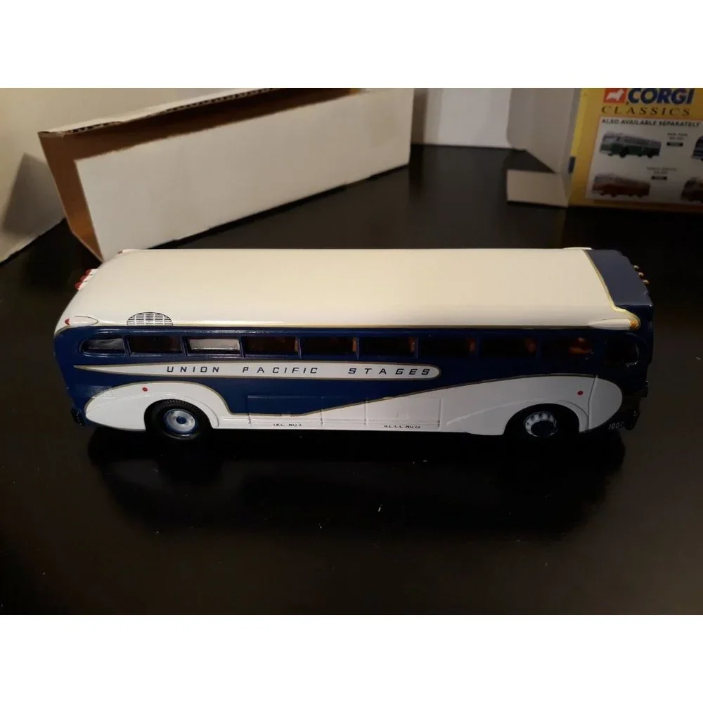 Corgi‎ Union Pacific Limited Edition Yellow Coach 743 Die-Cast
